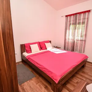 Apartament Lukic, Vir