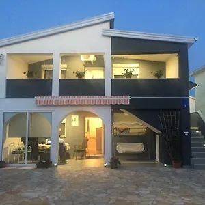 Apartament Roko, Vir