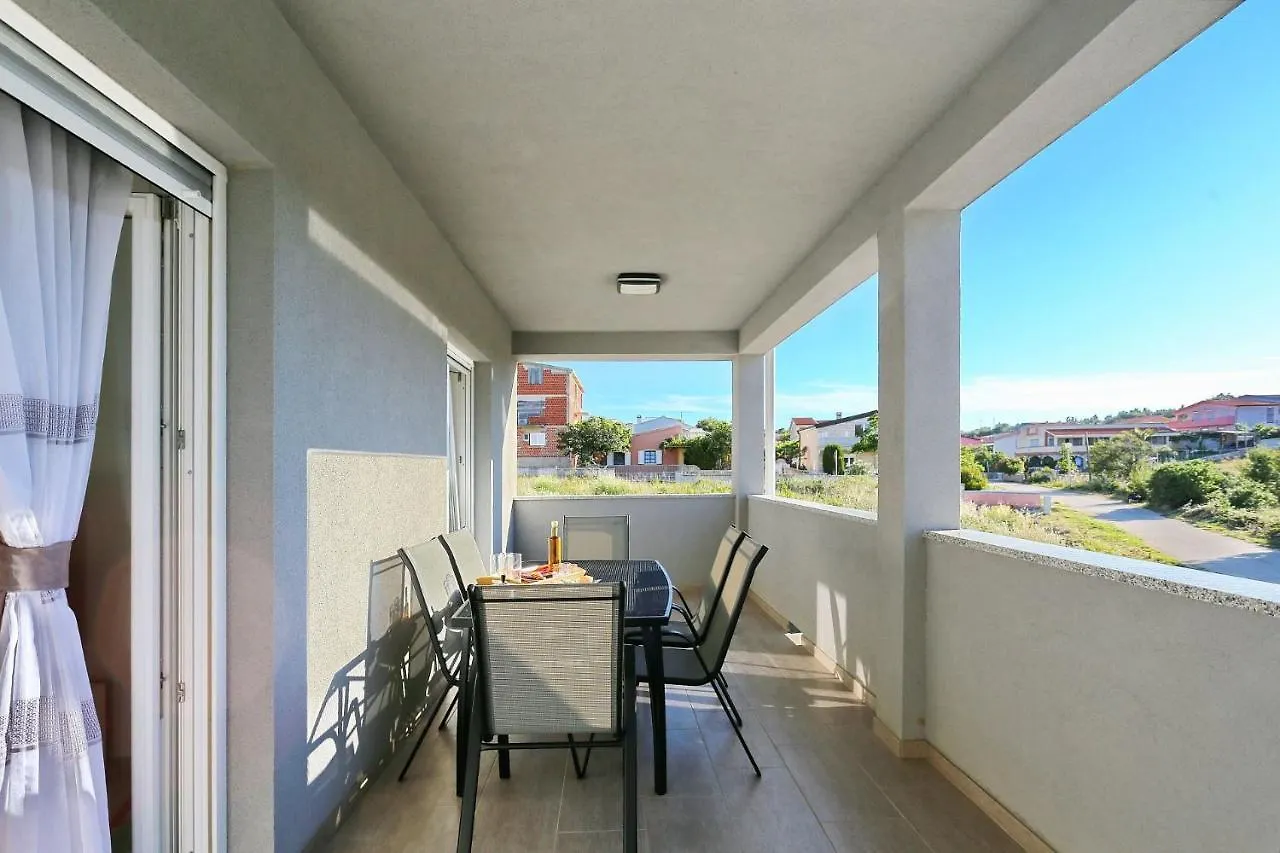 Apartments Lisac Vir 0*,