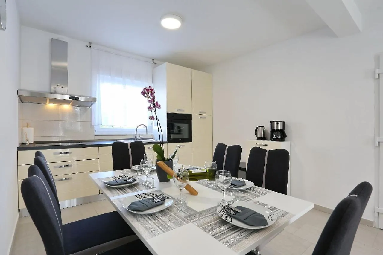 Apartments Lisac Vir
