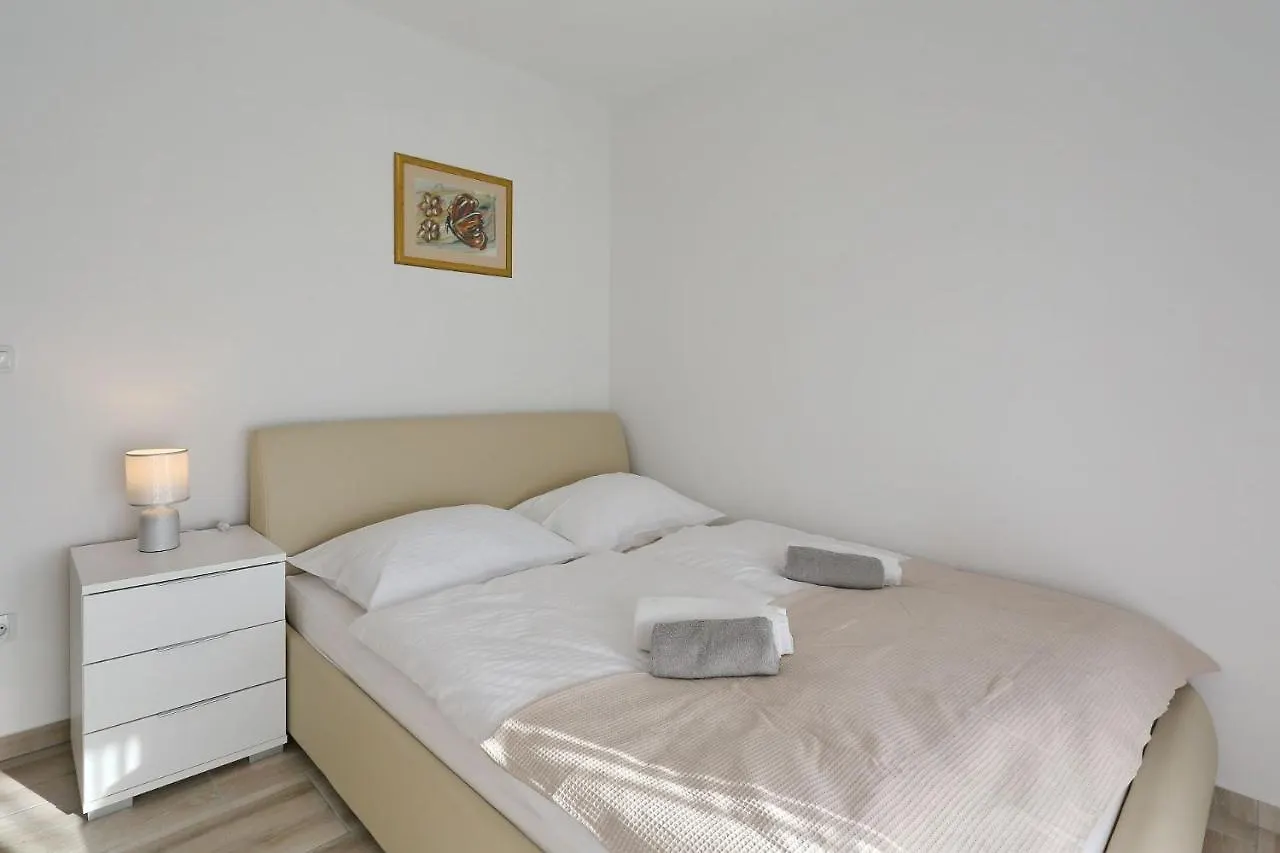 Apartments Lisac Vir Kroatien